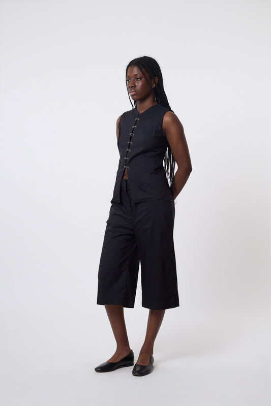Hugi Bermuda in Black Cotton