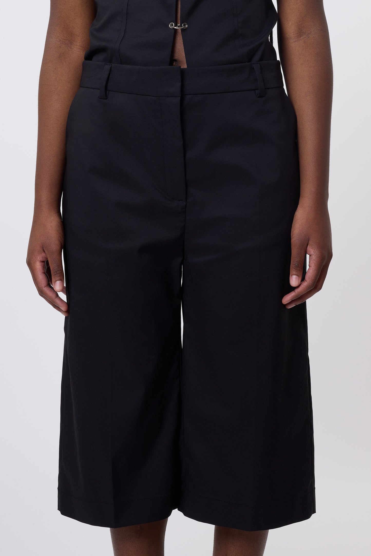 Hugi Bermuda in Black Cotton
